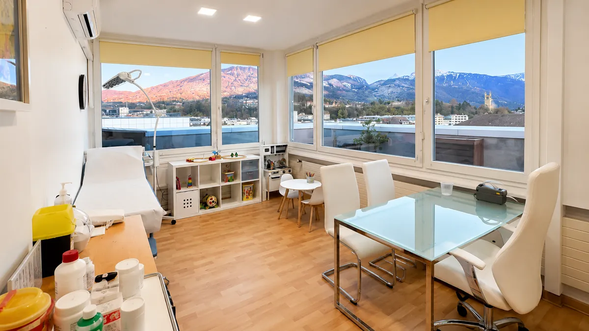 Cabinet de consultation lumineux avec vue panoramique sur les Alpes — Nutri Centre Riviera
